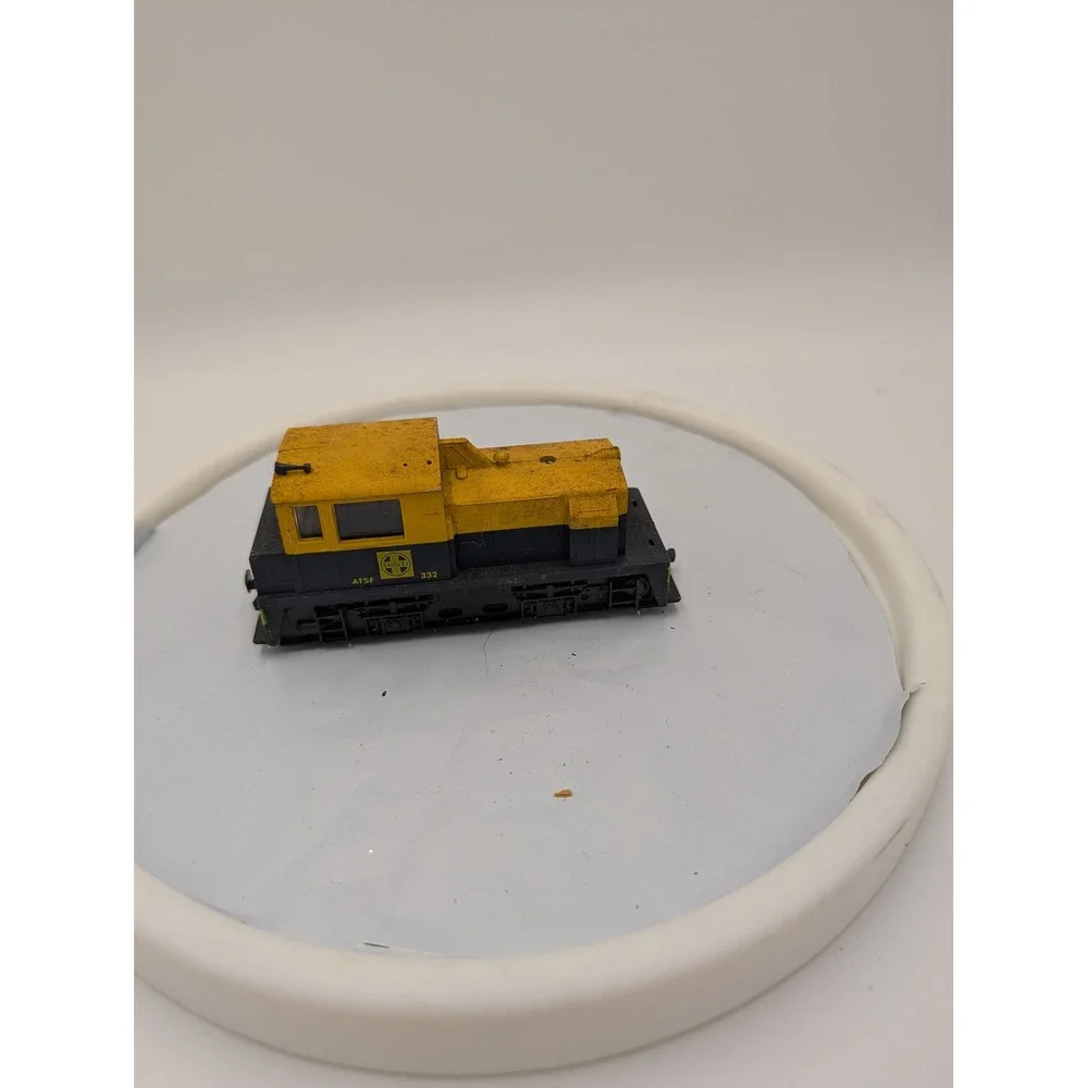 Vintage ATSF 332 Diesel Switcher Locomotive Yellow Black HO Scale Model Train‎